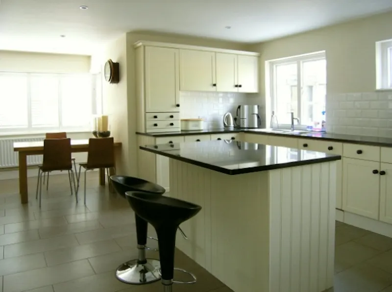 Kitchen island at Arts and Crafts on the Thames, D1982 (photo 9)