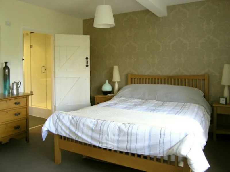 Bedroom at Arts and Crafts on the Thames, D1982 (photo 22)