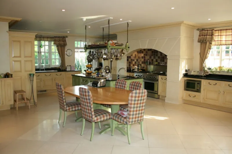 Kitchen at Art deco country house Datchet, D1987 (photo 9)