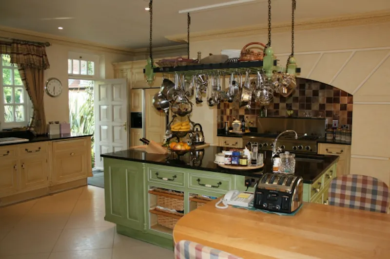 Kitchen island at Art deco country house Datchet, D1987 (photo 10)