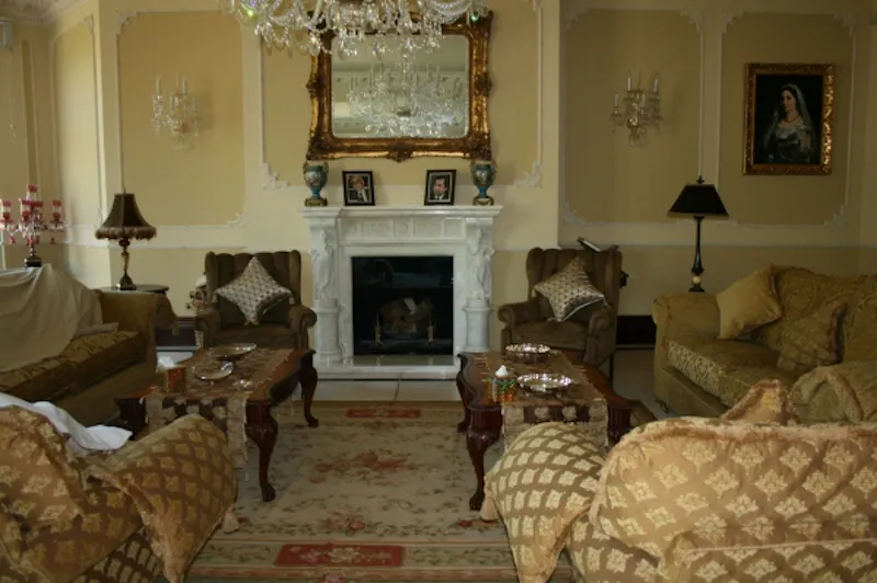 Fireplace at Art deco country house Datchet, D1987 (photo 13)