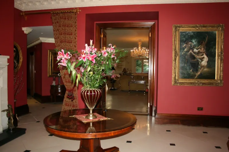 Entrance hall at Art deco country house Datchet, D1987 (photo 4)