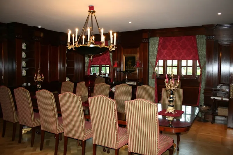 Dining room at Art deco country house Datchet, D1987 (photo 15)