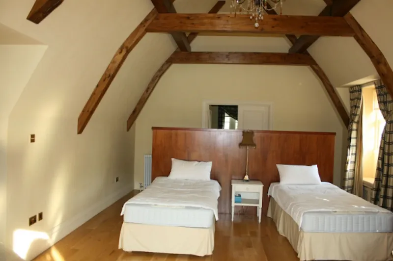 Beams at Art deco country house Datchet, D1987 (photo 20)
