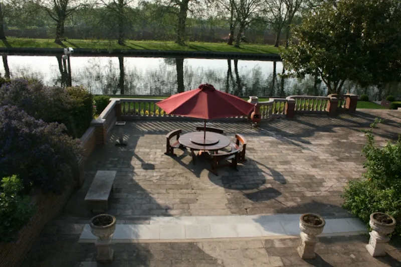 Terrace/Patio at Art deco country house Datchet, D1987 (photo 22)