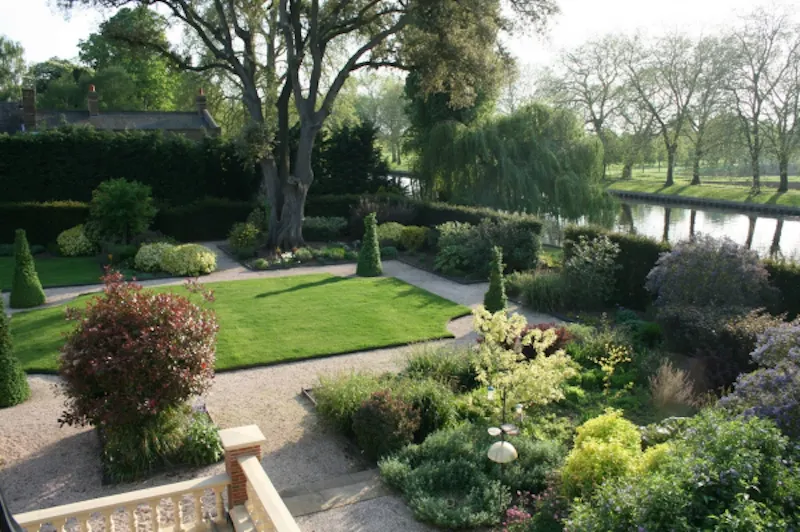 Garden at Art deco country house Datchet, D1987 (photo 23)