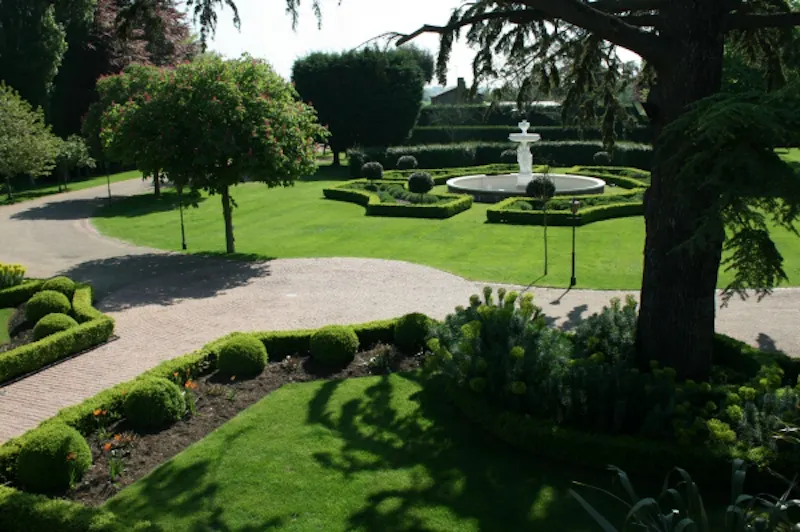 Garden - formal at Art deco country house Datchet, D1987 (photo 24)