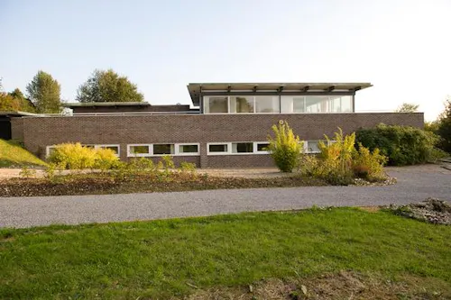 Medstead modernist-style house, D1724