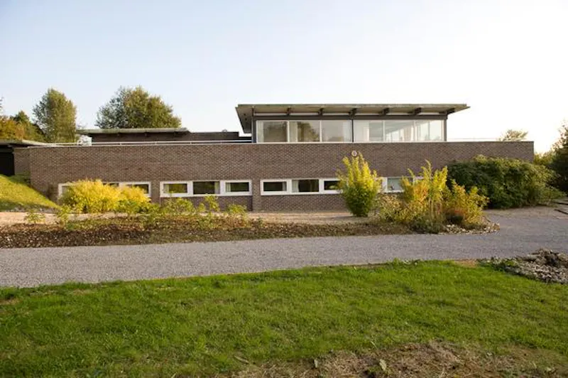 Driveway at Medstead modernist-style house, D1724 (photo 2)