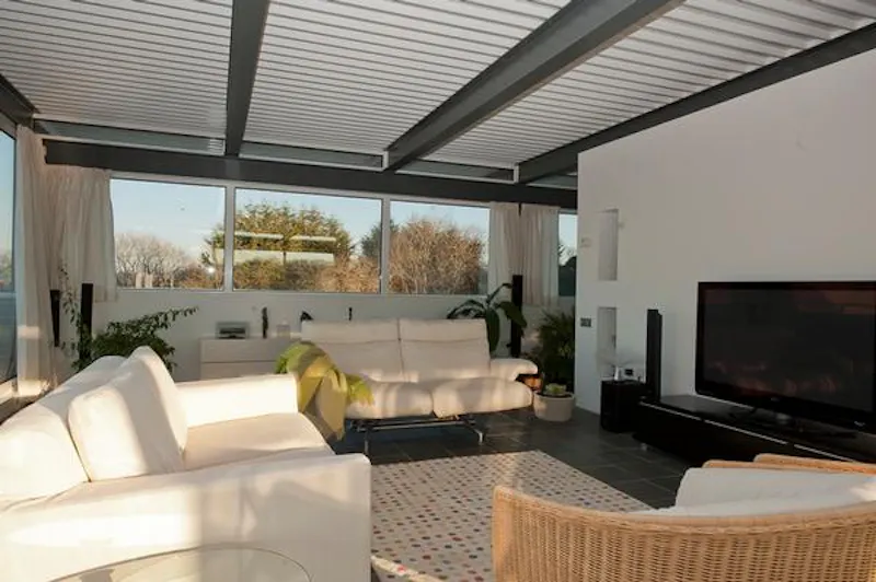 Living Room at Medstead modernist-style house, D1724 (photo 7)