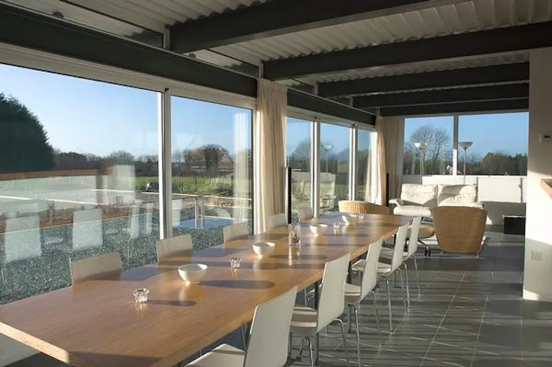 Dining room at Medstead modernist-style house, D1724 (photo 4)