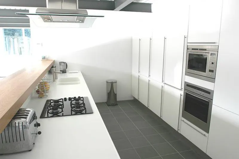Medstead modernist-style house, D1724 (photo 8)