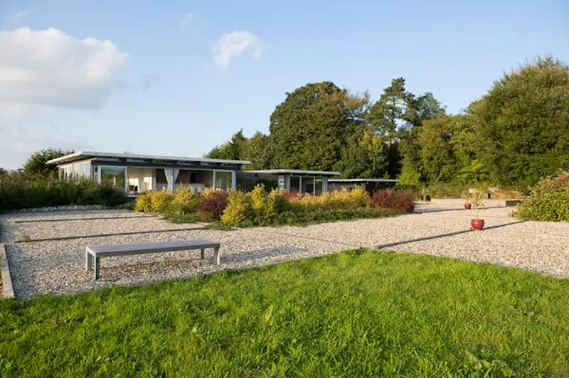 Medstead modernist-style house, D1724 (photo 11)