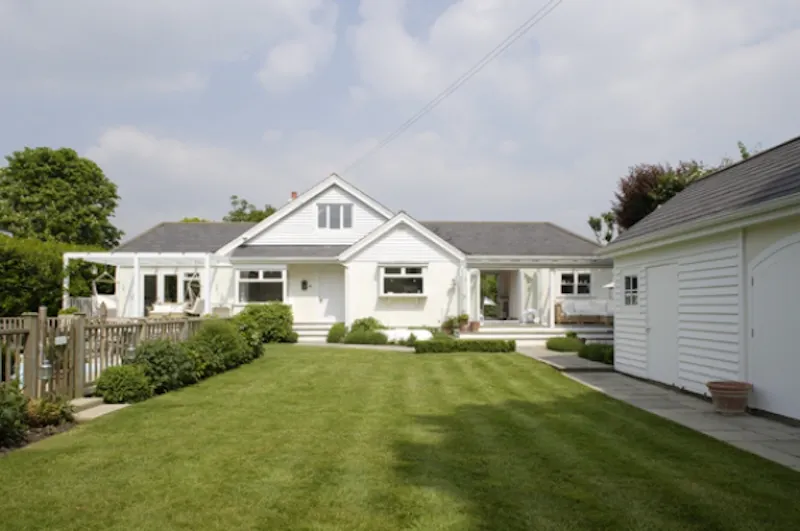 Garden at Pretty New England-style house, D1998 (photo 54)