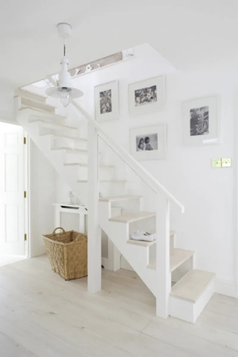 Staircase at Pretty New England-style house, D1998 (photo 18)