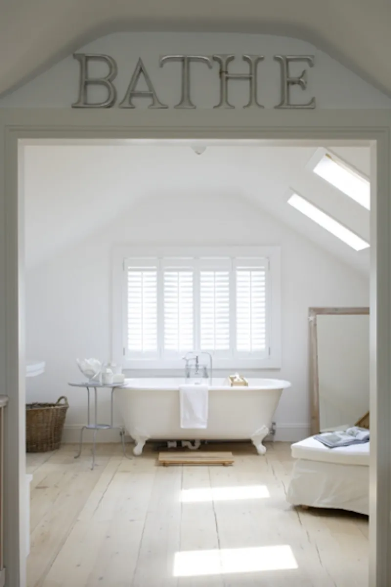 Bathroom at Pretty New England-style house, D1998 (photo 23)