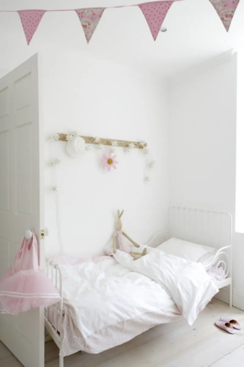 Bedroom at Pretty New England-style house, D1998 (photo 28)