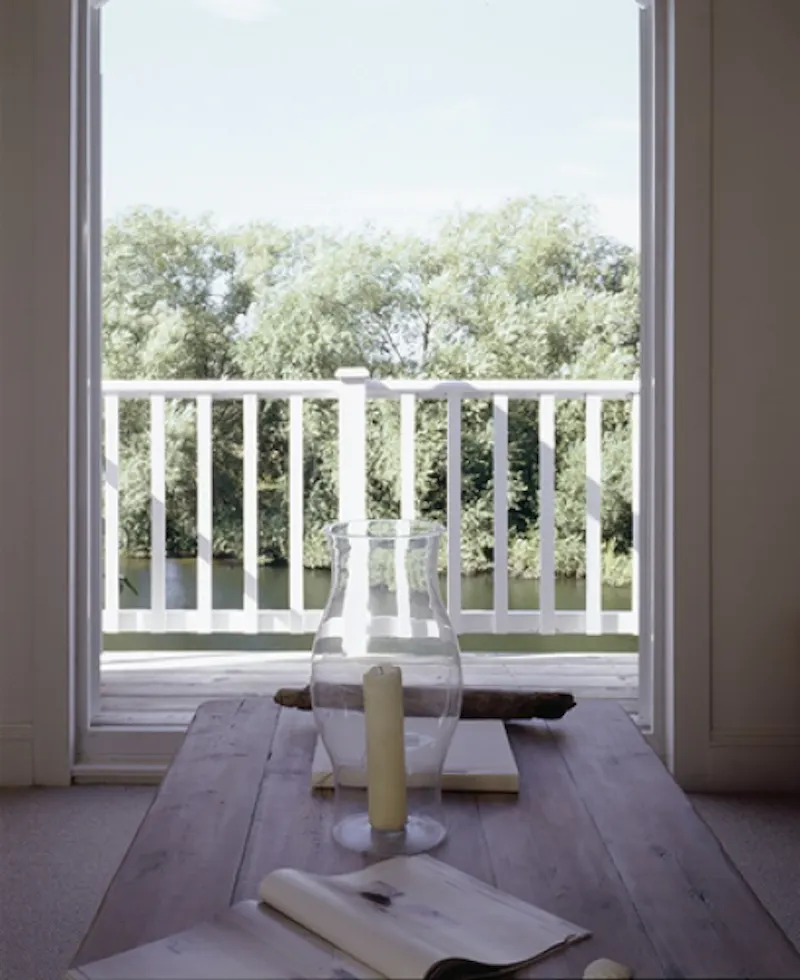 Balcony at Pretty New England-style house, D1998 (photo 44)