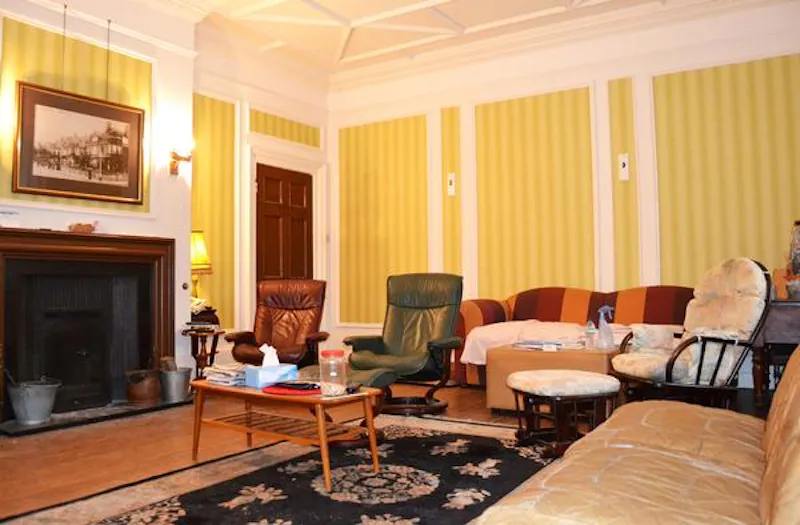 Wallpaper at Detached Putney house, B969 (photo 4)