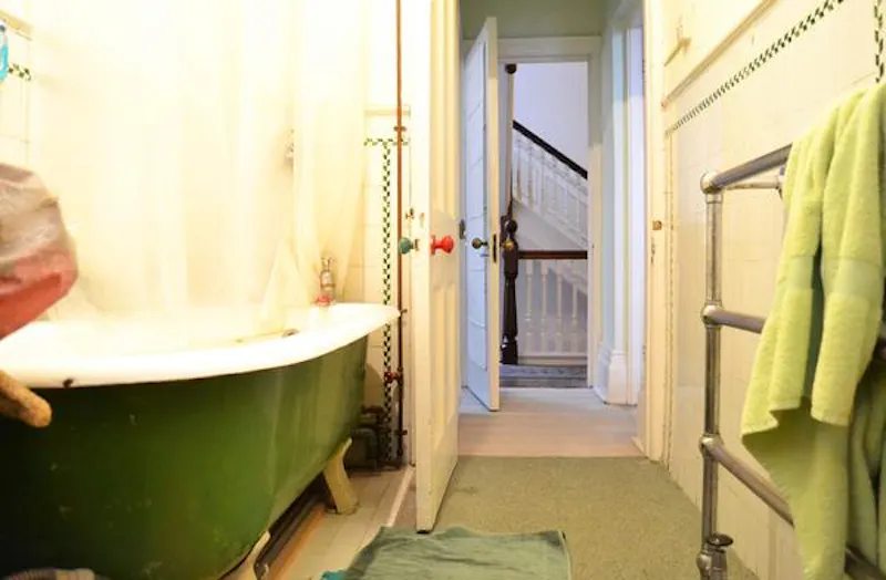 Bath - rolltop at Detached Putney house, B969 (photo 18)