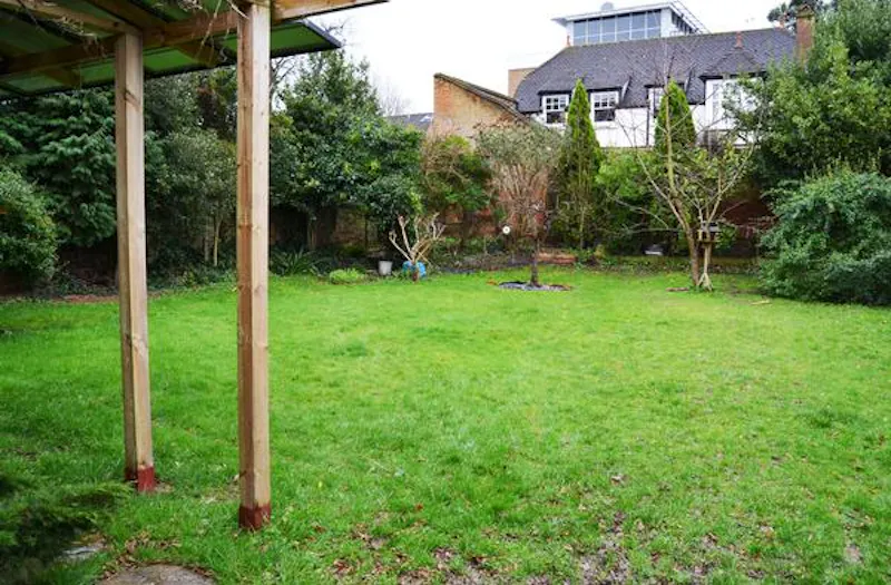 Garden at Detached Putney house, B969 (photo 32)