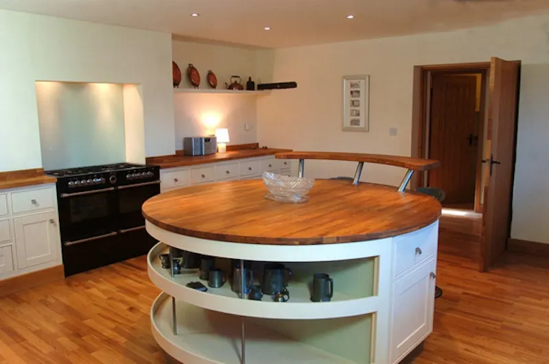 Kitchen island at Film location L607 in Gloucestershire (photo 6)