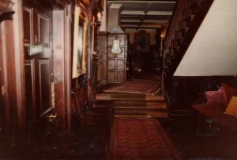 Staircase at Film location H4 in Berkshire (photo 12)