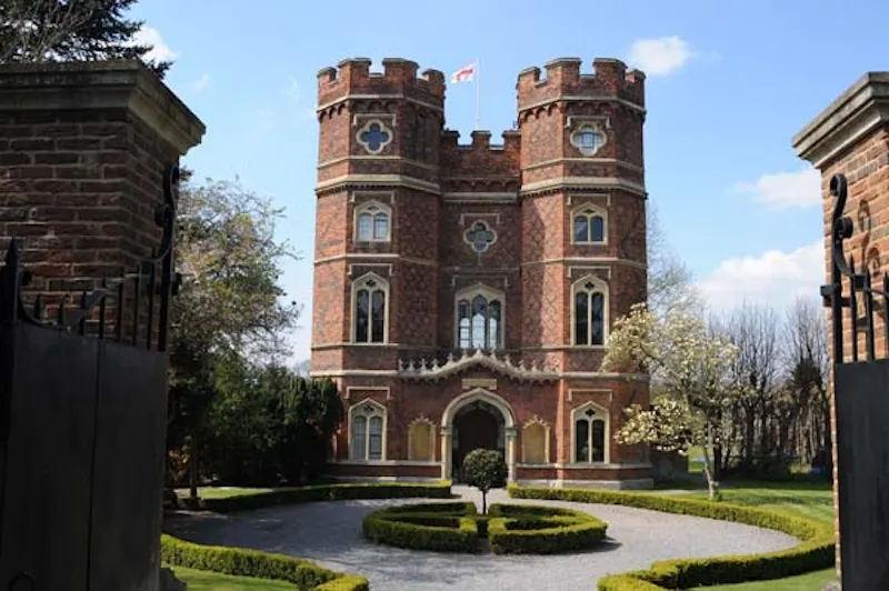 Historical gatehouse near Esher, G138 (photo 2)