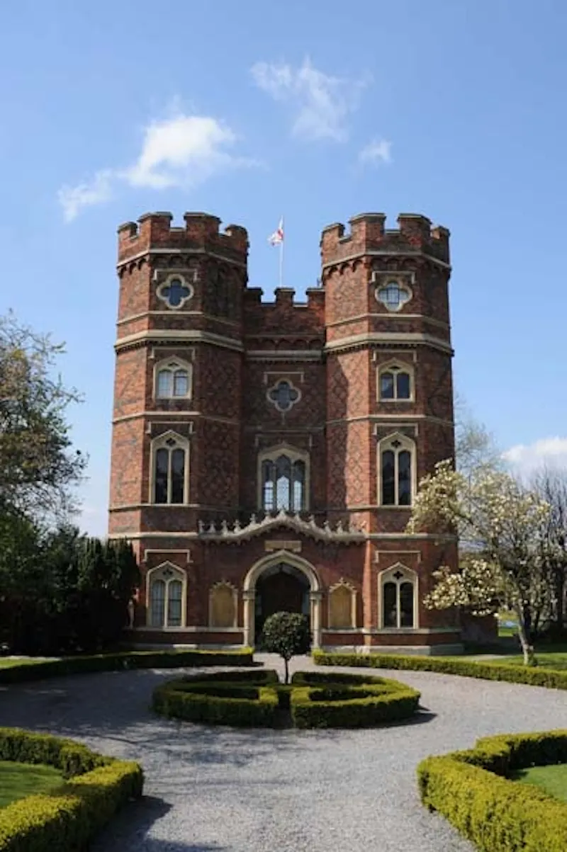 Driveway at Historical gatehouse near Esher, G138 (photo 3)
