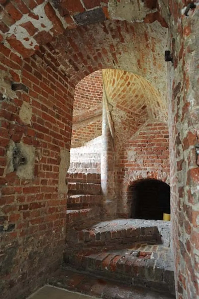 Historical gatehouse near Esher, G138 (photo 7)