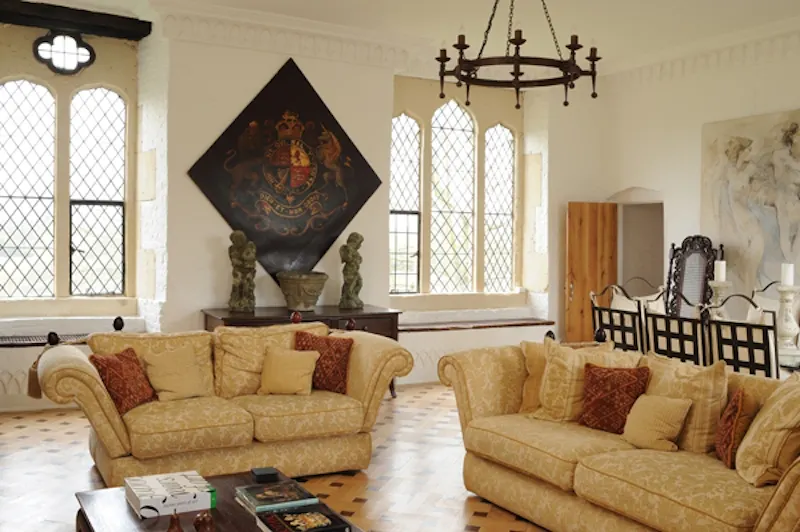 Dining room at Historical gatehouse near Esher, G138 (photo 10)