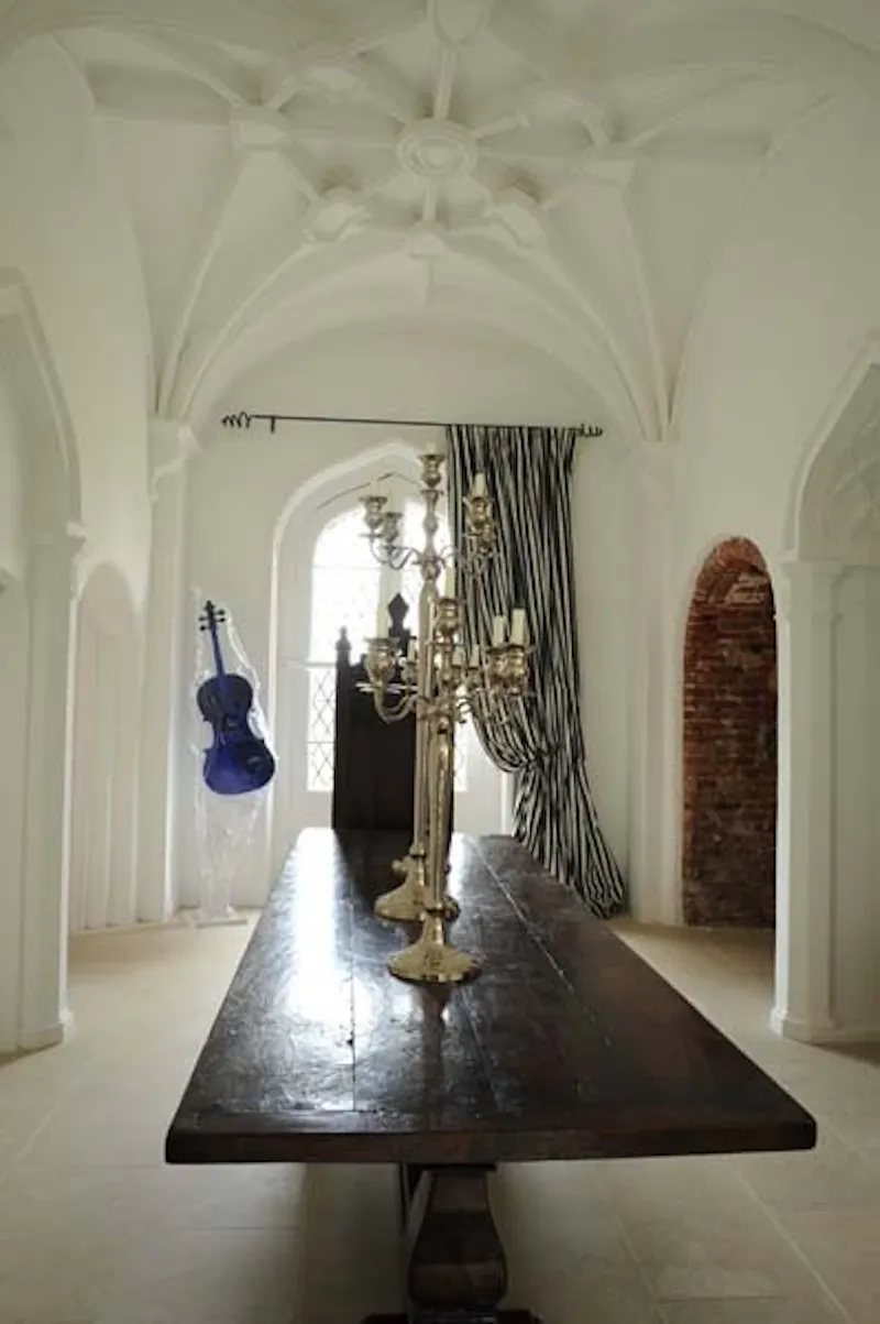Entrance hall at Historical gatehouse near Esher, G138 (photo 11)