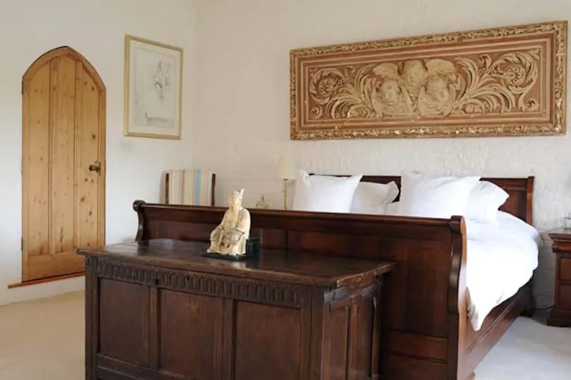 Bedroom at Historical gatehouse near Esher, G138 (photo 15)