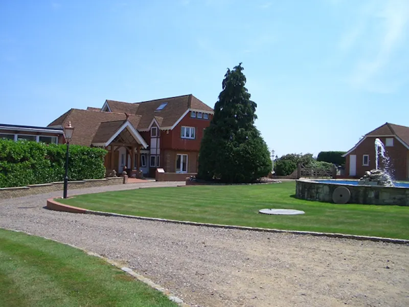 Driveway at Brockenhurst detatched house, D1978 (photo 3)