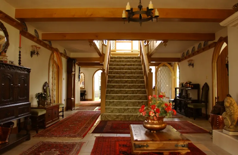 Entrance hall at Brockenhurst detatched house, D1978 (photo 5)