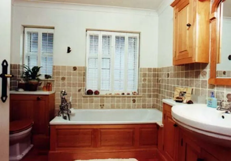 Bathroom at Film location D1411 in Surrey (photo 3)
