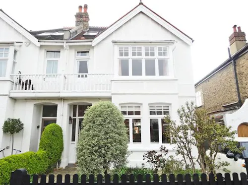 Bright and airy home in Barnes, E260