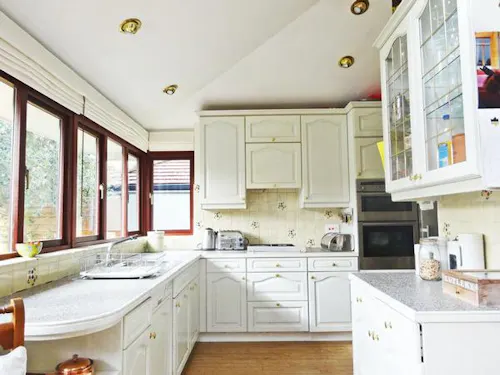 Bright and airy home in Barnes, E260