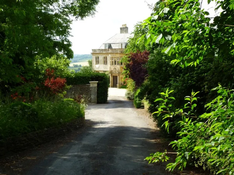 Driveway at Gothic manor house in Bath, A1135 (photo 17)