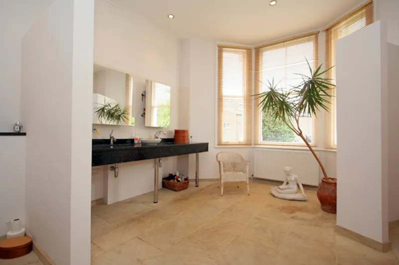 Bathroom at Film location B761 in London (photo 7)