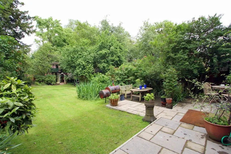 Garden at Film location B761 in London (photo 9)