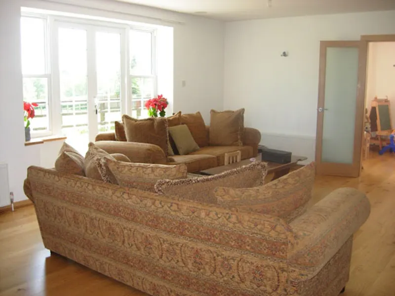 Living Room at Stoke Poges family house, D1985 (photo 5)