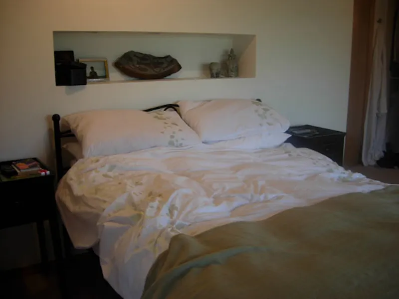 Bedroom at Stoke Poges family house, D1985 (photo 6)
