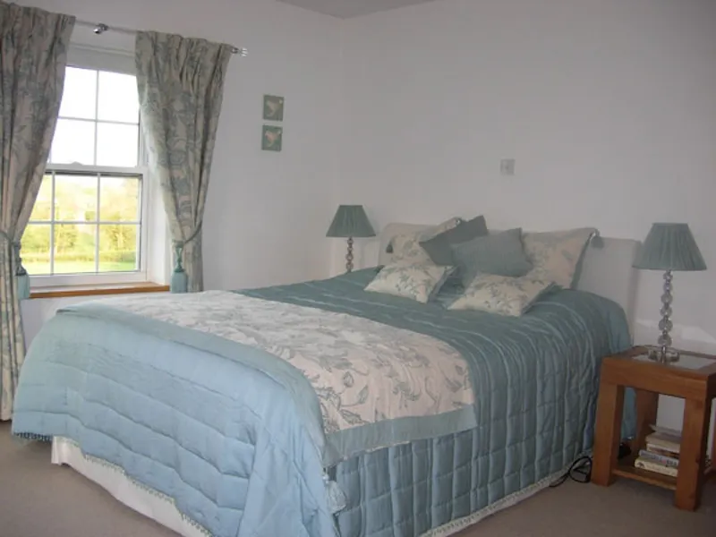 Bedroom at Stoke Poges family house, D1985 (photo 7)