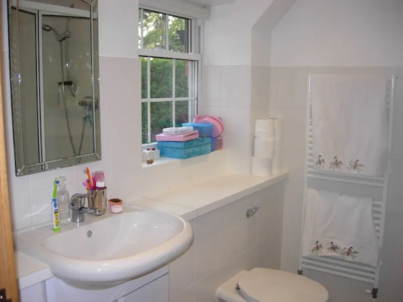 Bathroom at Stoke Poges family house, D1985 (photo 14)
