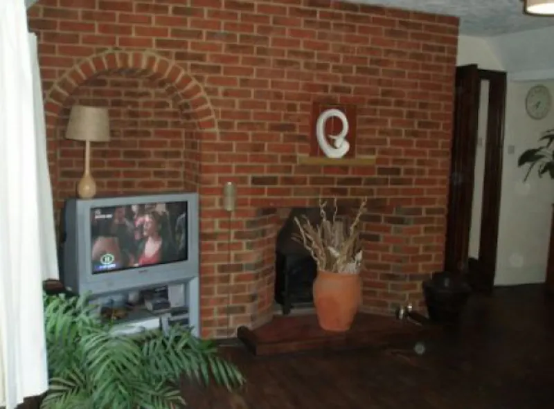 Exposed brick at Bungalow in Lenham, E314 (photo 10)