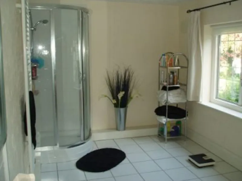 Shower at Bungalow in Lenham, E314 (photo 18)