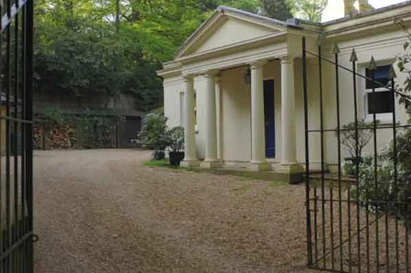 Gate at Palladian lodge in Longcross, A1187 (photo 12)
