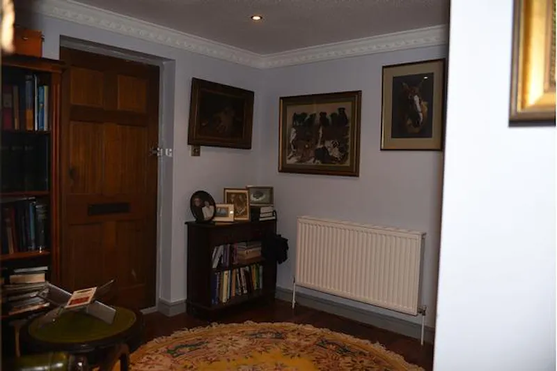 Entrance hall at Palladian lodge in Longcross, A1187 (photo 2)