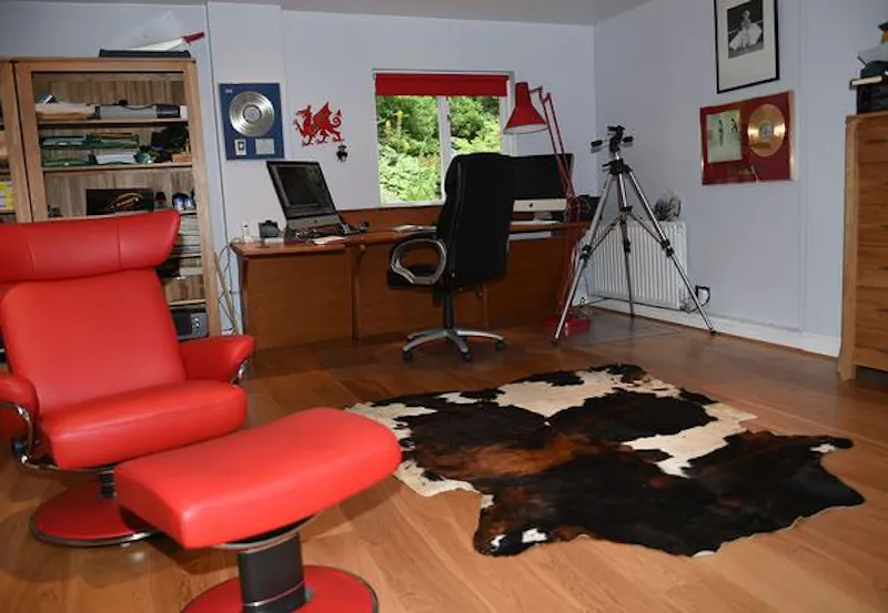 Study at Palladian lodge in Longcross, A1187 (photo 8)